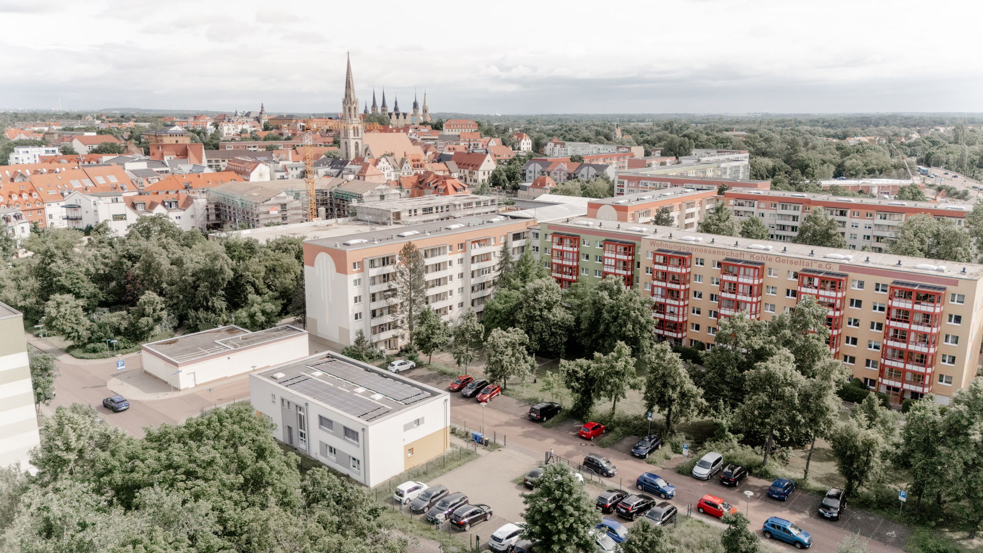 Drohnenaufnahme aus der Vogelperspektive mit Draufsicht auf das Vereinsgebäude des Betreuungsvereins Mereseburg