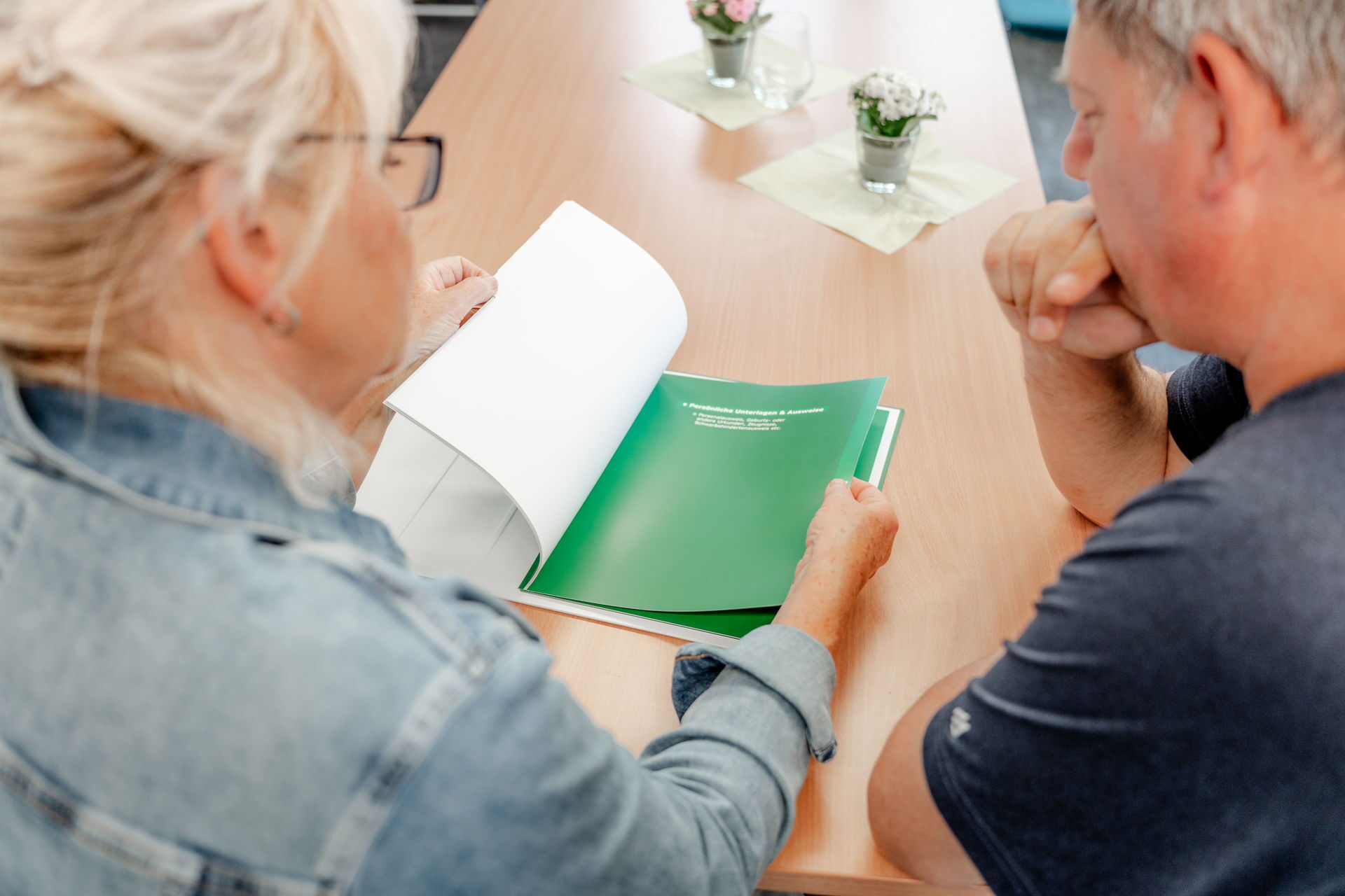 Die zentrale Bedeutung ehrenamtlicher Betreuer Beratungssituation am Tisch zur Aufklärung der zentralen Bedeutung ehrenamtlicher Betreuer
